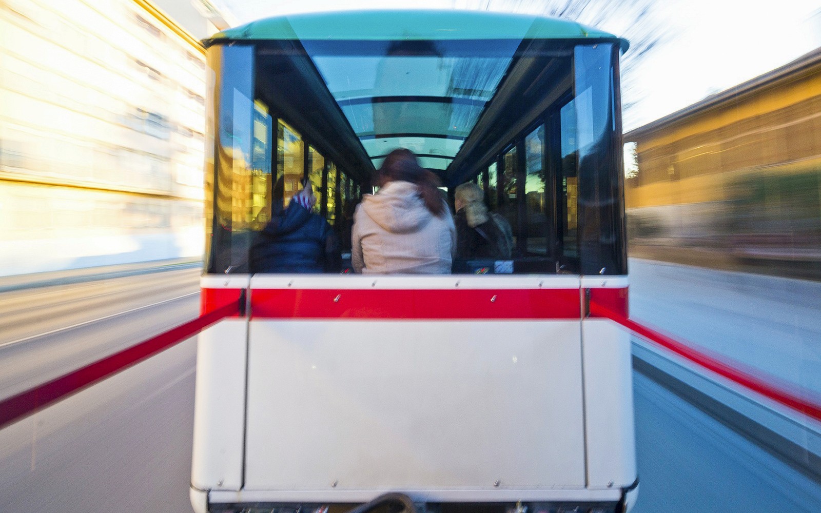Granada bytur bussinteriør med passasjerer på en hop-on hop-off rute.