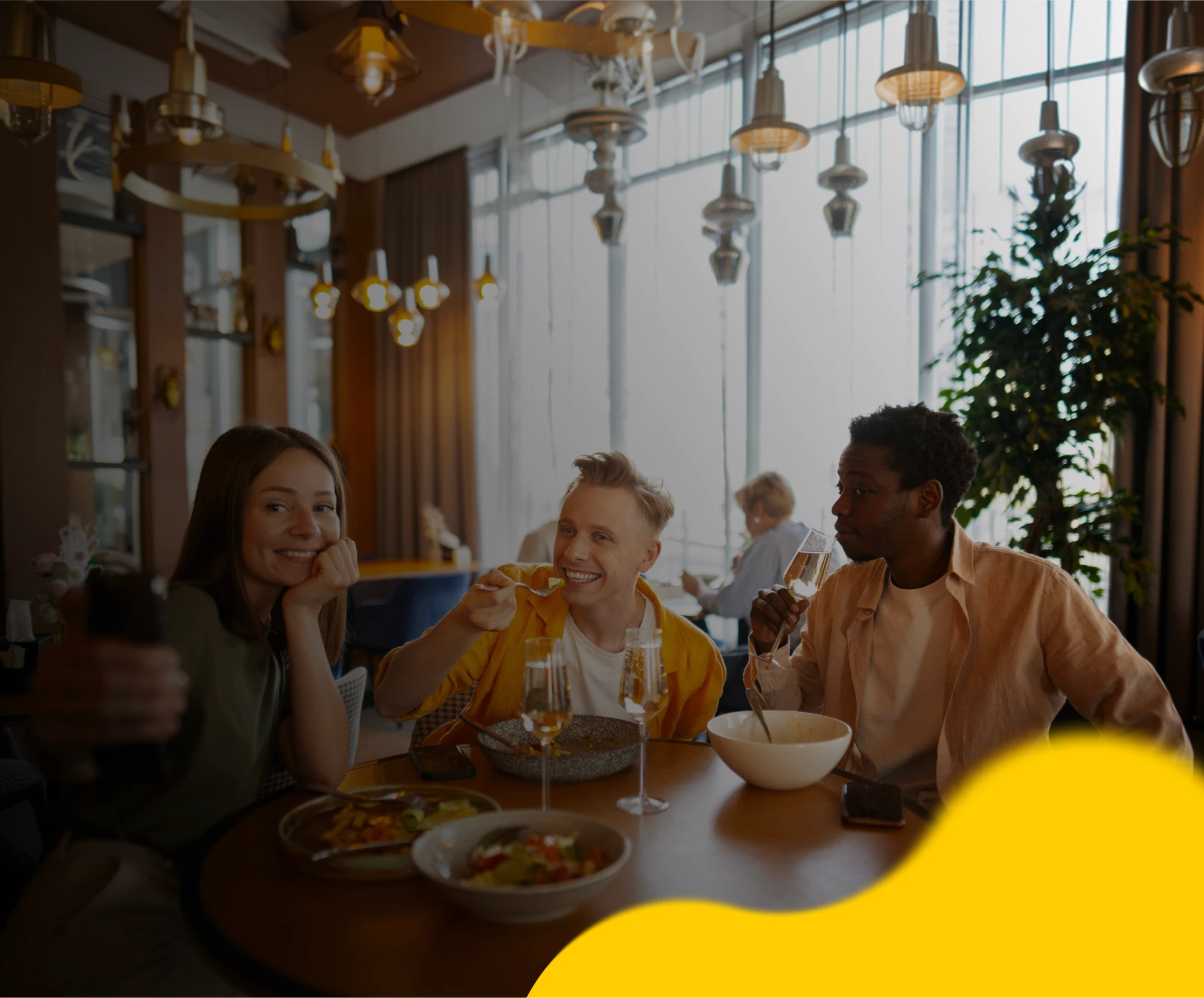 Amigos tirando uma foto em um restaurante