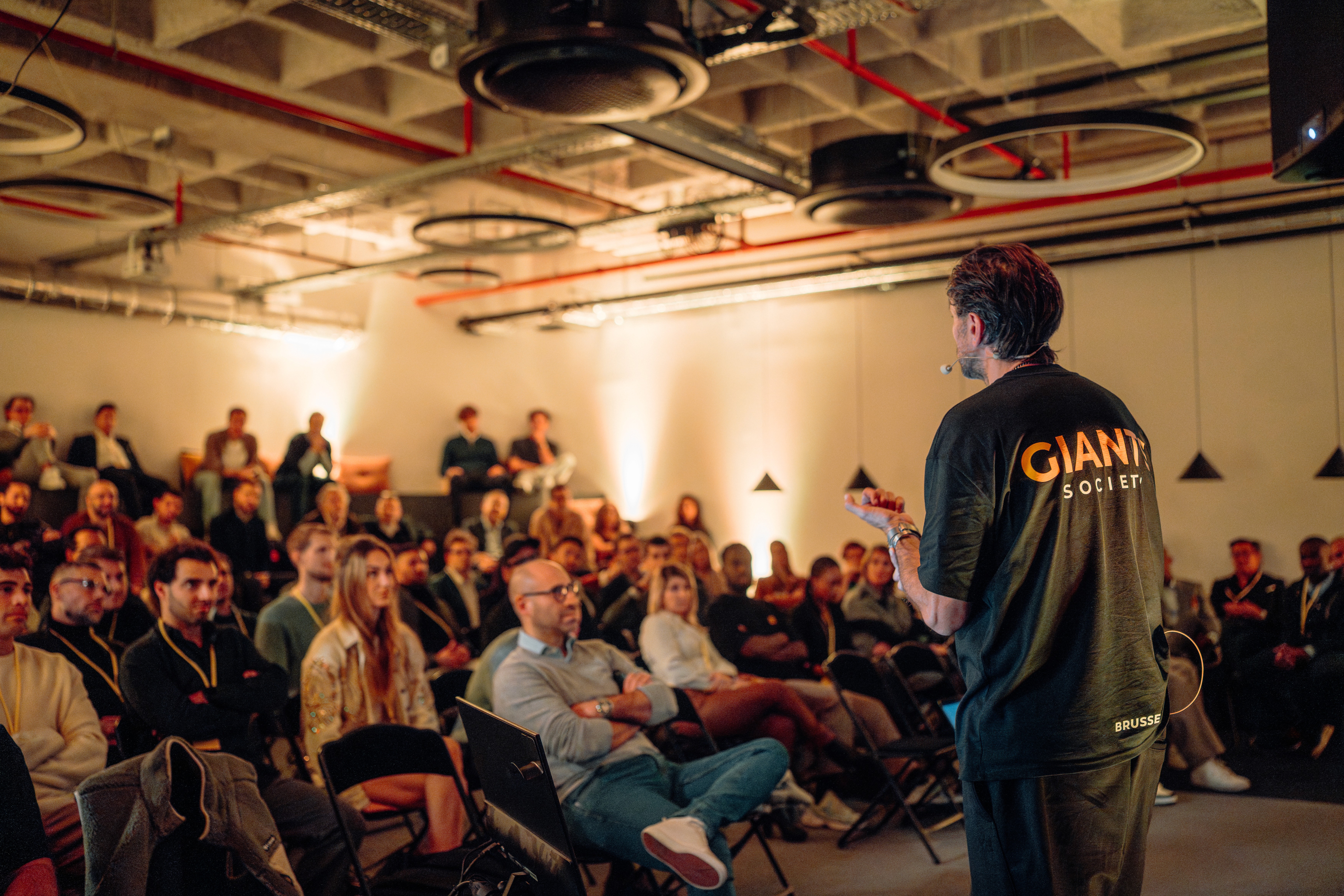 Jean-Christophe debout devant des entrepreneurs assis