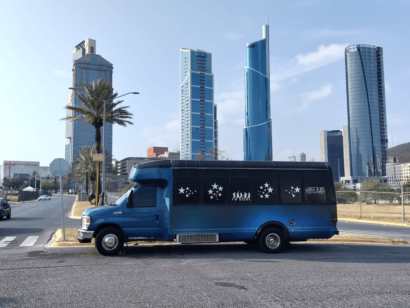Limo Party Bus azul en Monterrey estacionado para evento de quinceaños