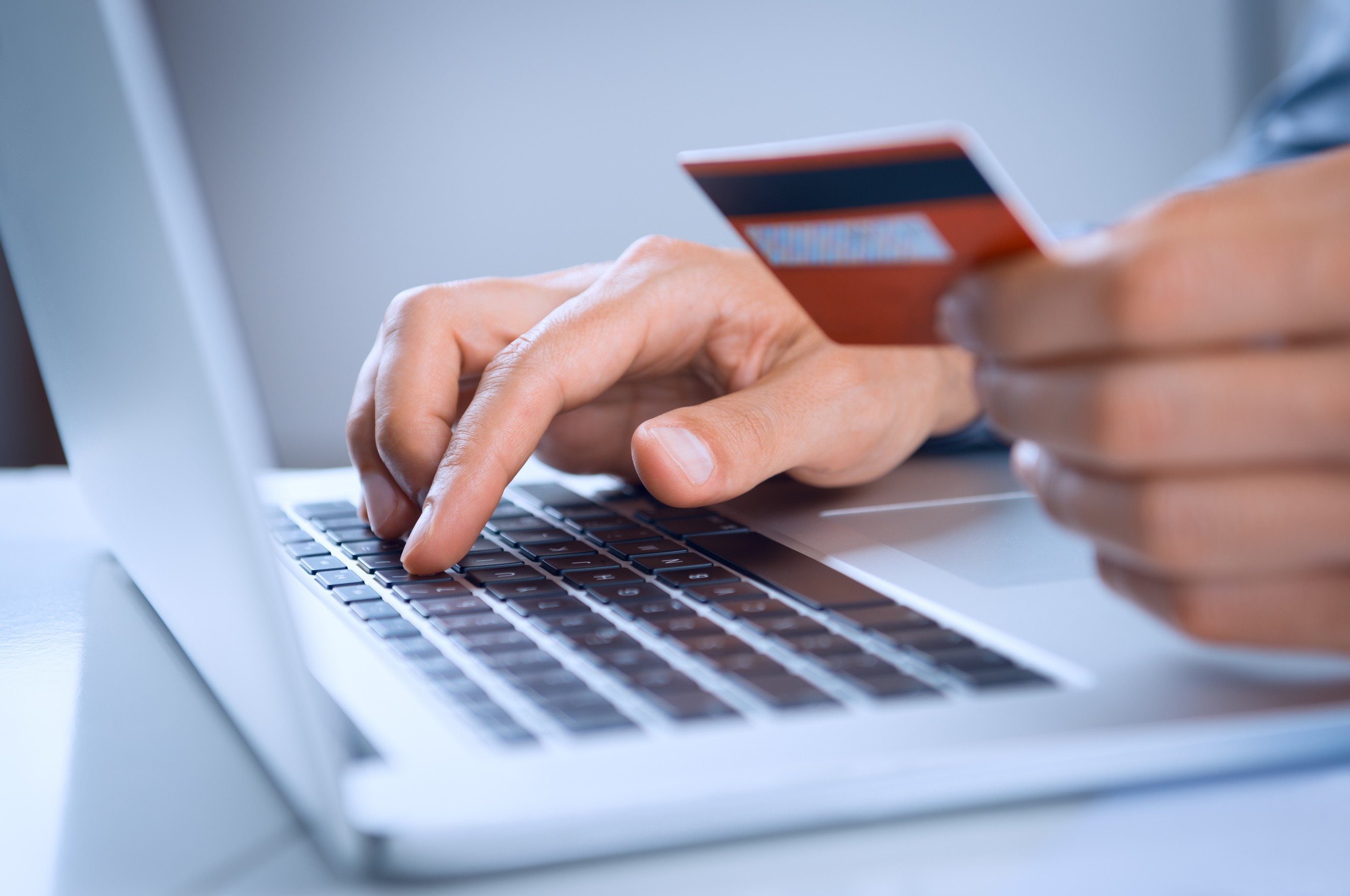 Transformarea digitală în asigurări simplifică accesul la polițe online, oferte rapide și experiență îmbunătățită pentru clienți.