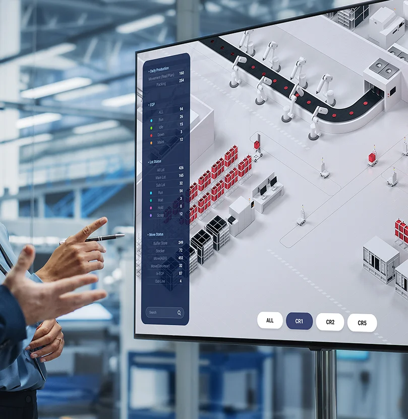 공장 자동화 시스템 화면을 보며 함께 논의하는 두 사람의 모습