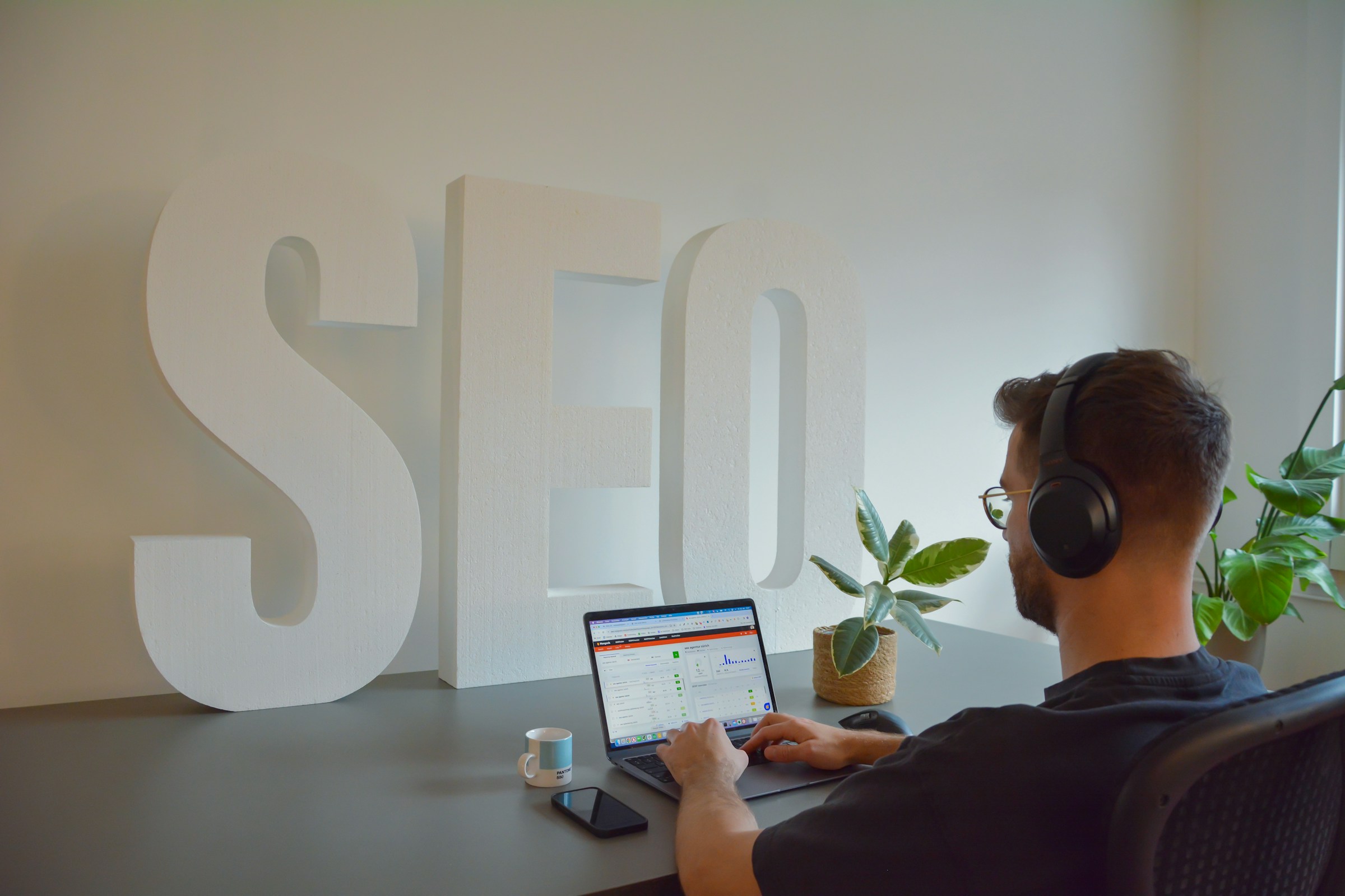 man doing SEO - Shopify Store Optimization 