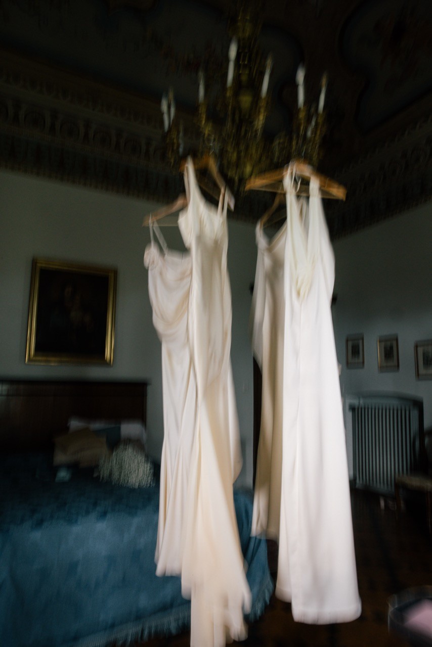 Abiti sposa e smoking su candelabro dorato, preparativi nuziali al Castello di Tabiano per il matrimonio di Dijana e Gianluca