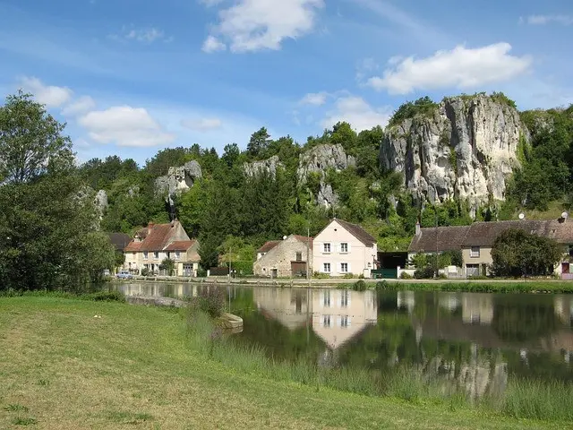 A soulful retreat in Merry-sur-Yonne, Burgundy – where quiet landscapes nurture peace and reflection.