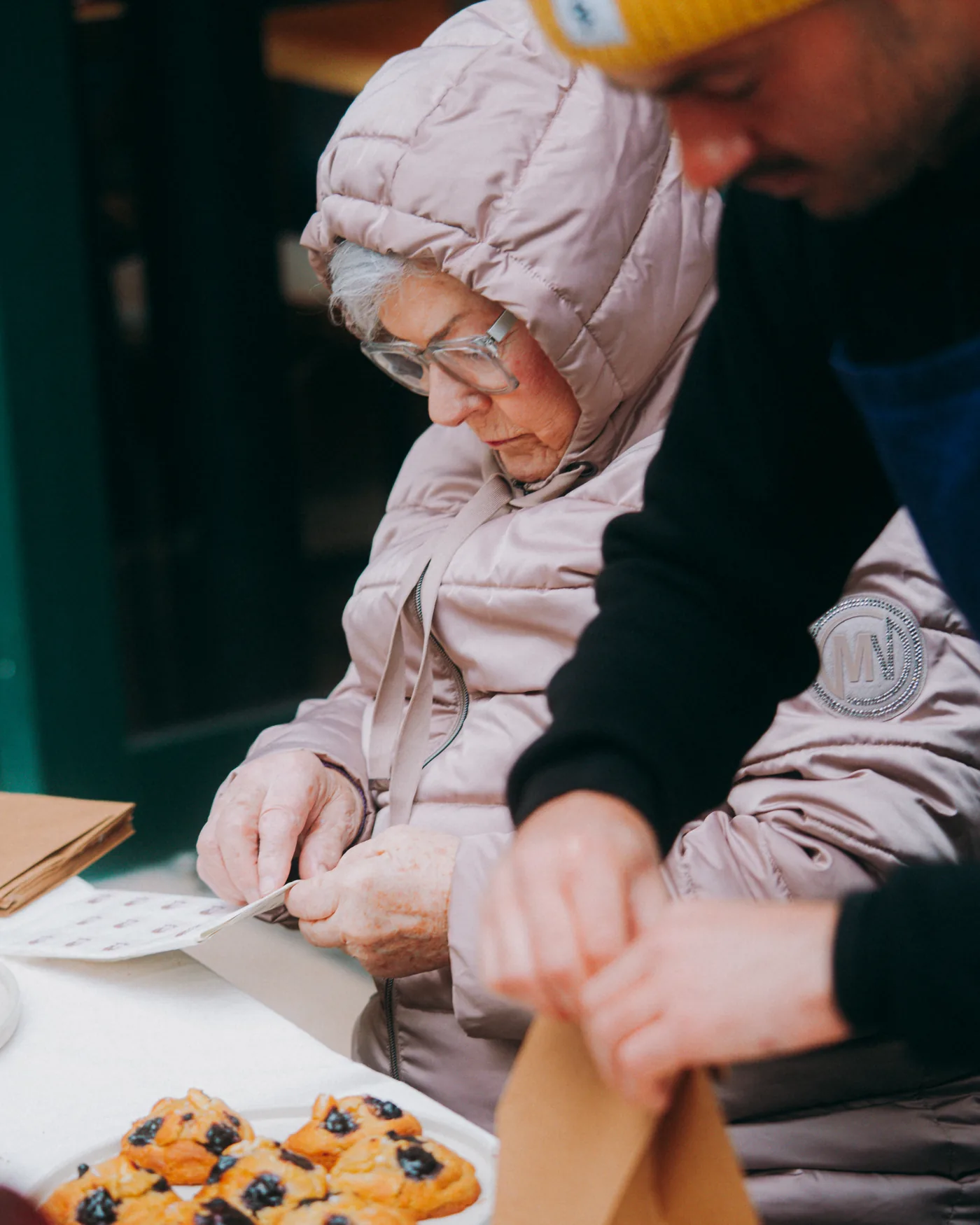 Nanou et Raphaël emballant les cookies ensemble sur le marché