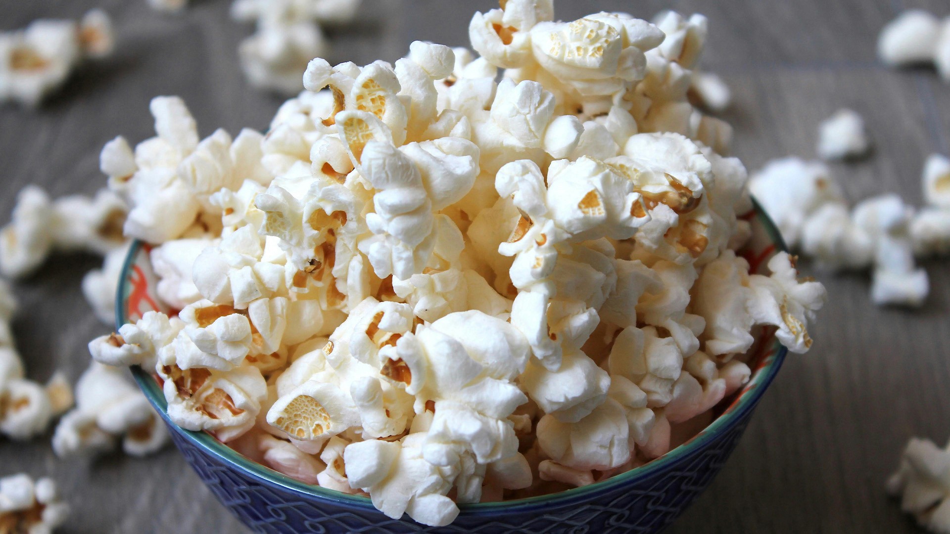 Schale mit frischem, luftgepopptem Popcorn