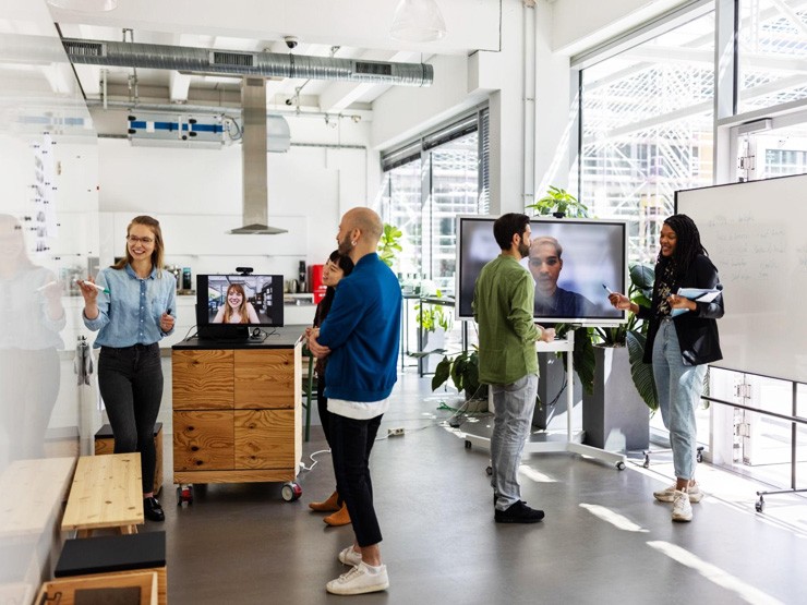hybrid-workforce-collaboration-in-modern-UK-office