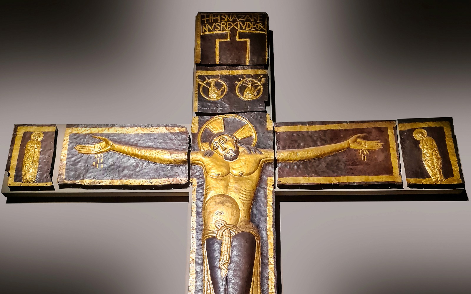 Kross í skrúðgöngu í Duomo safninu í Mílanó sem sýnir Krist með útbreiddan faðminn.
