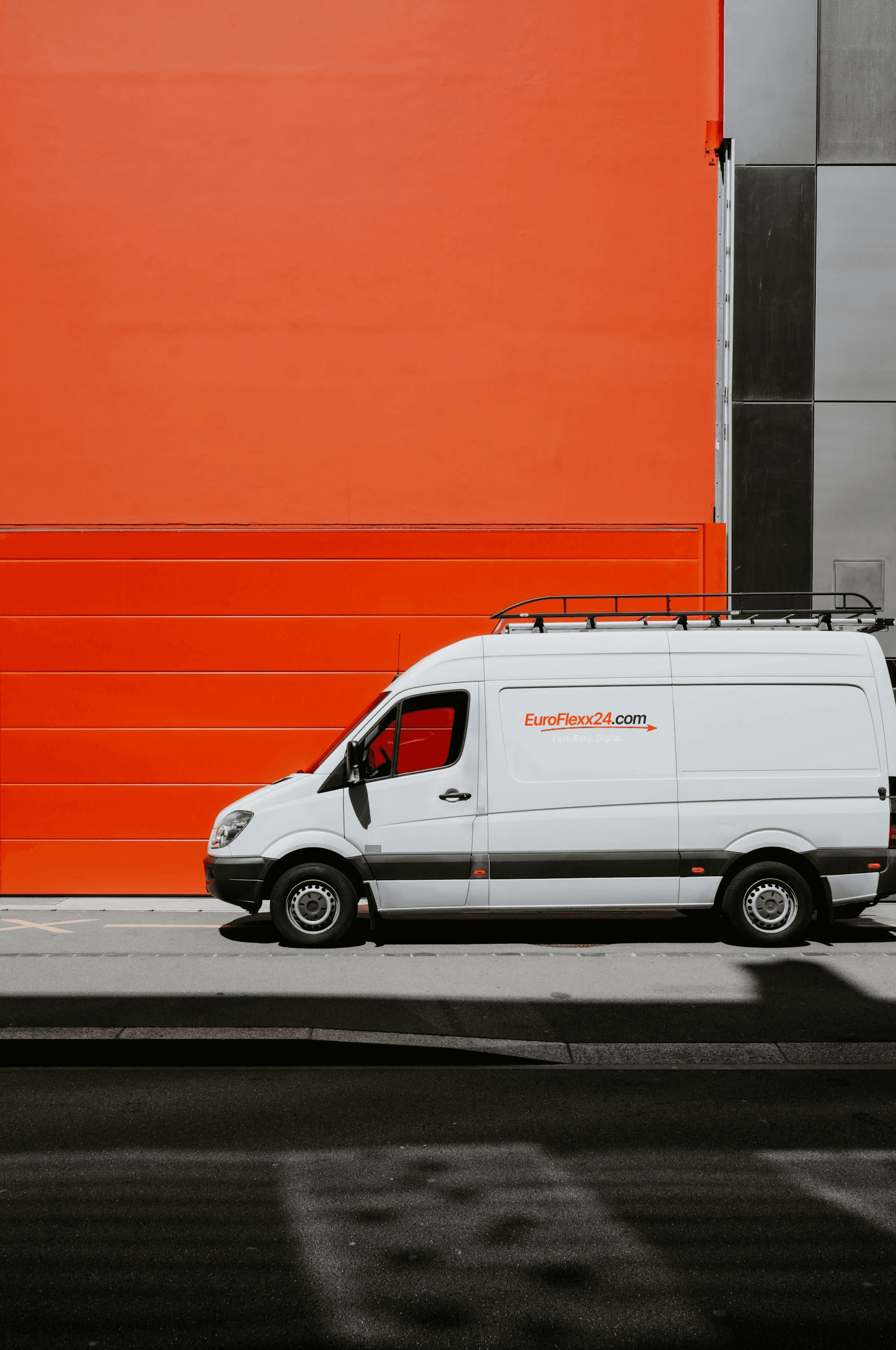 EuroFlexx24 Mercedes Sprinter mit Logo vor Garage
