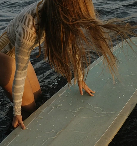 Femme avec planche de surf disponible à la location sur Jam