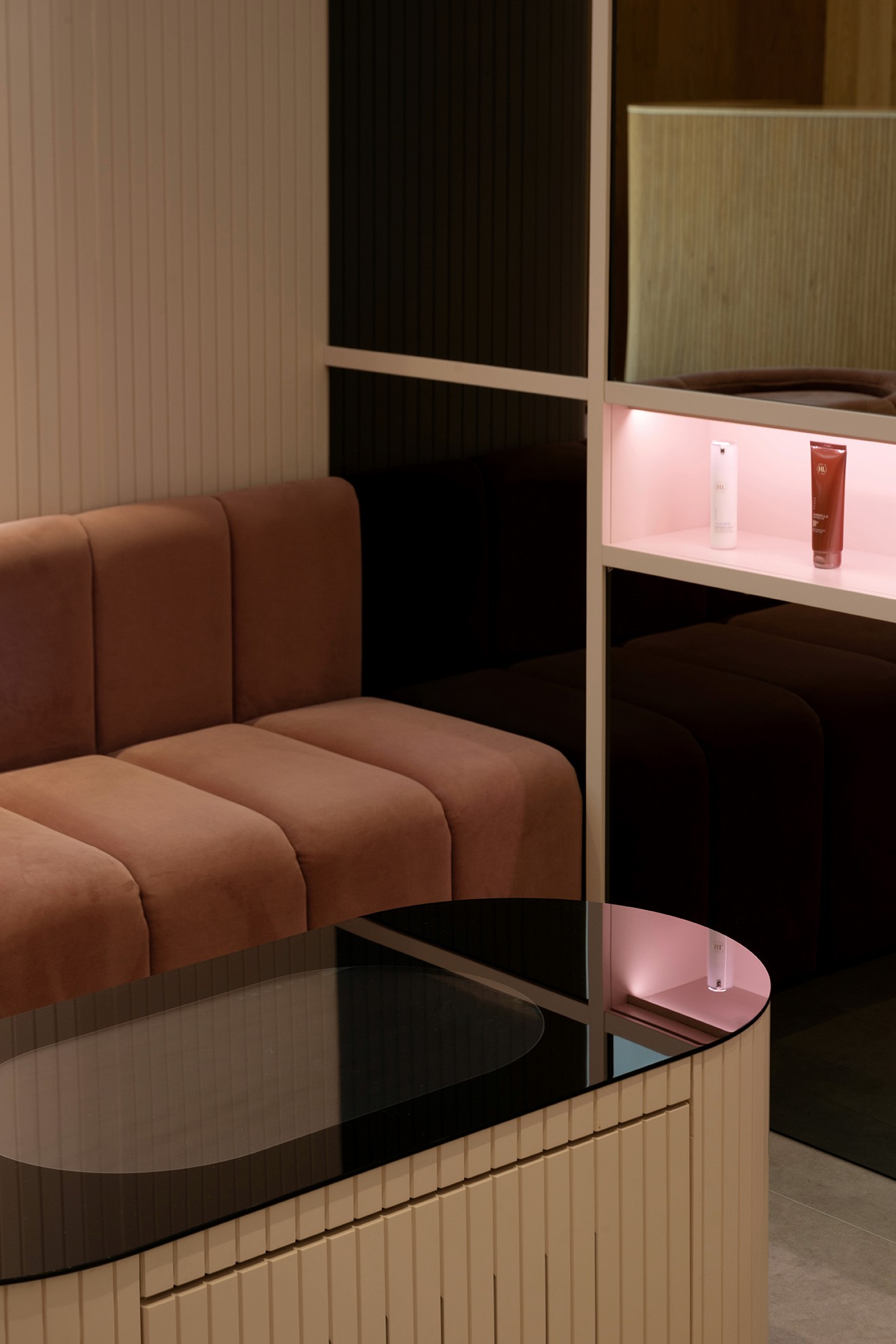 פרט נגרות ומסגרות: מערכת מדפים דקיקה (Slim Profile) המשלבת שילוט דיגיטלי אינטראקטיבי להצגת מידע על המוצרים.