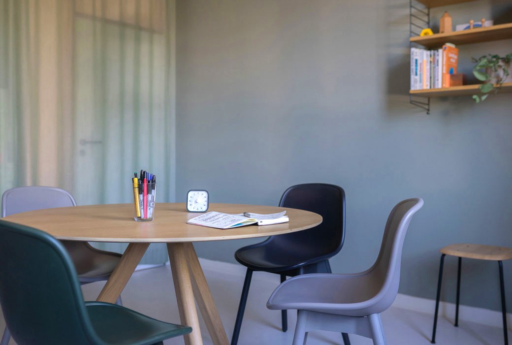 A meeting room in denkwerk Hamburg with a table and four chairs.