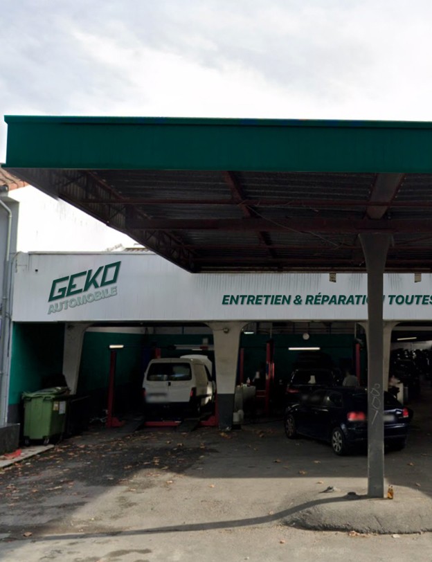 Projection d'enseigne sur le garage automobile.