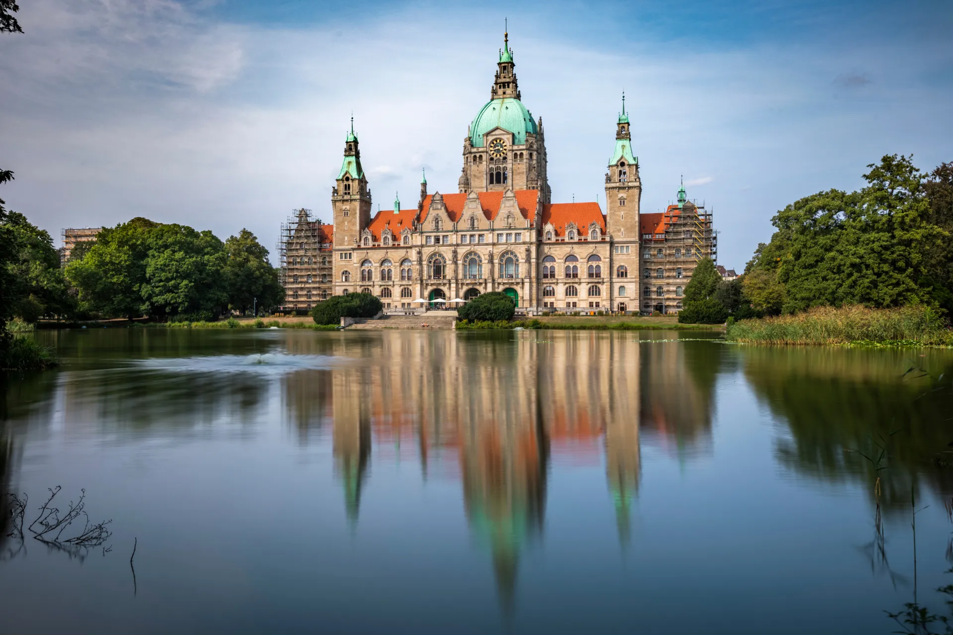 Das neue Rahaus in Hannover, Niedersachsen, vor dem anschließenden Teich.