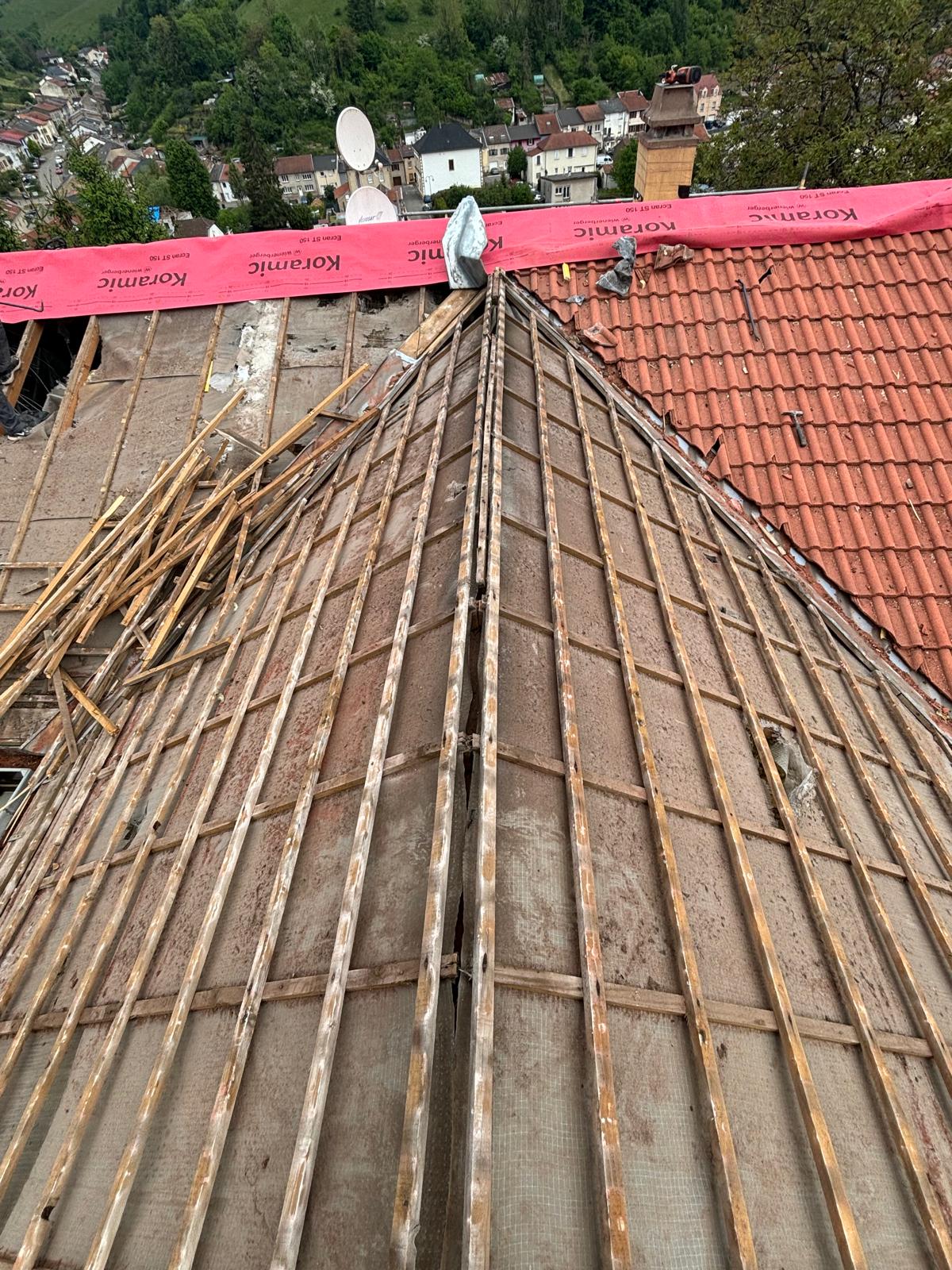 Bâche d'étanchéité temporaire appliquée suite à dommages de tempête