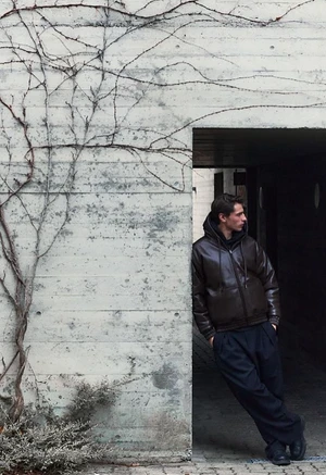 Dans le lookbook de la marque Danoise Another Aspect, le mannequin porte un costume gris et une chemise blanche
