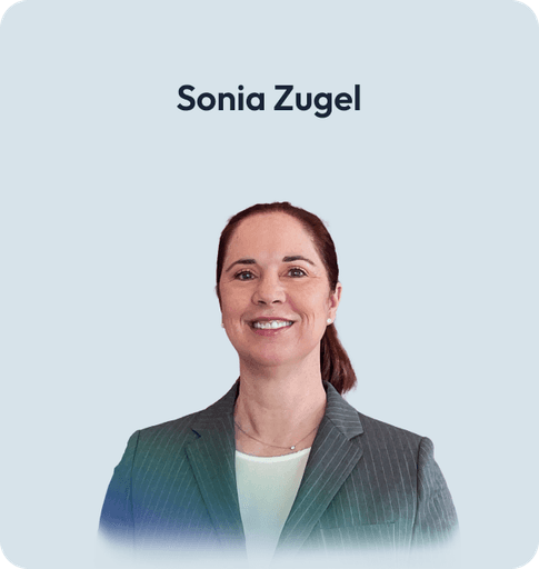 Porträt von Sonja Zugel, lächelnd im weißen Top und Blazer.