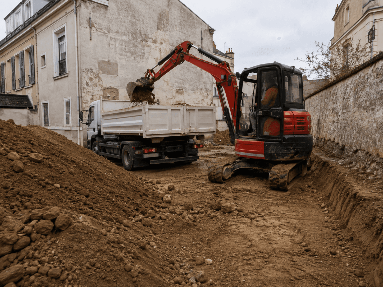 Camion-benne évacuant des terres sur un chantier de terrassement