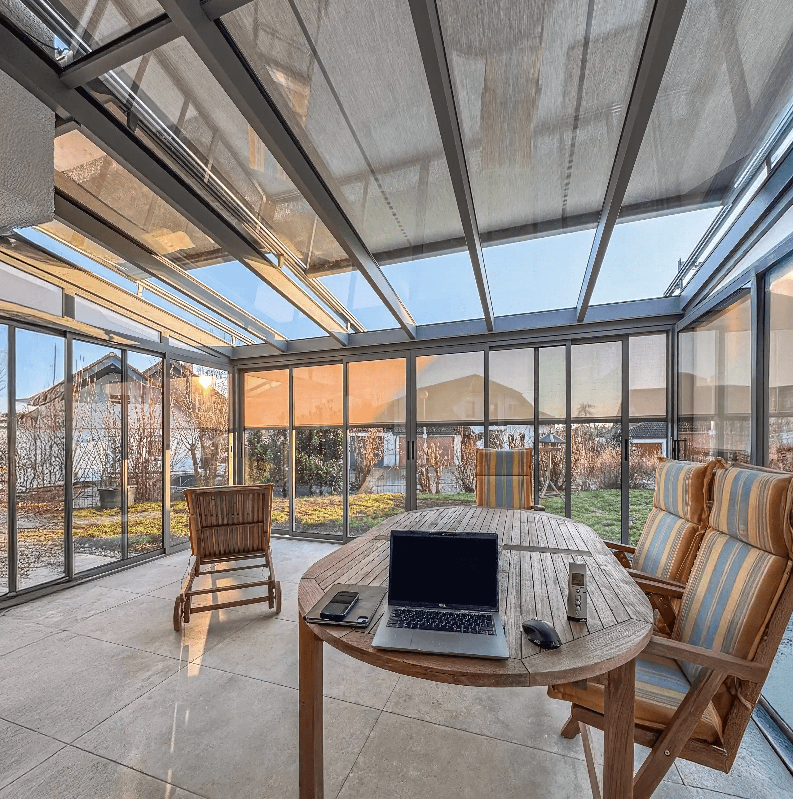 Warmwintergarten von innen aufgenommen aus dem Hause Solarlux mit skandinavischer Einrichtung