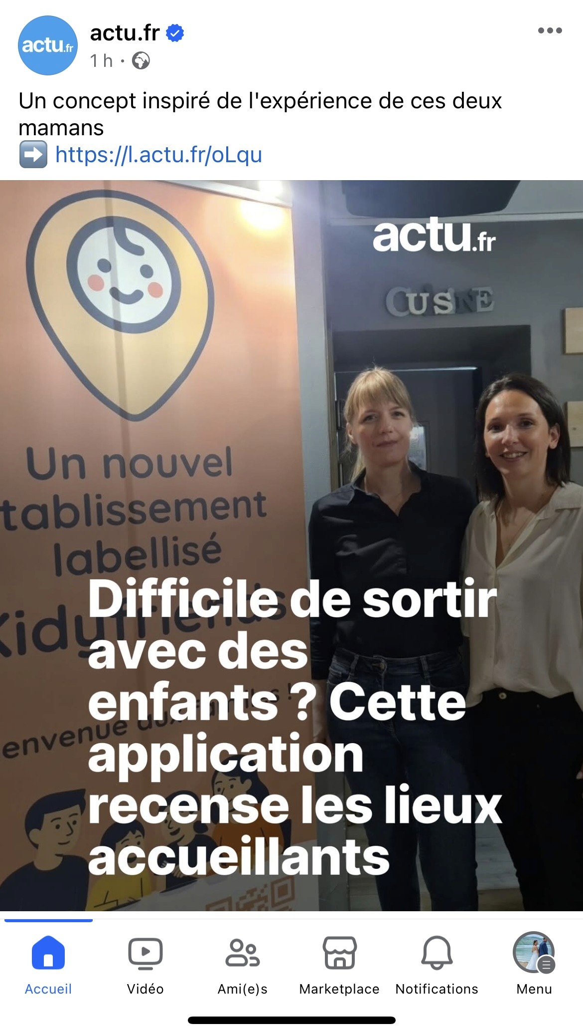 une petite fille qui mange une glace