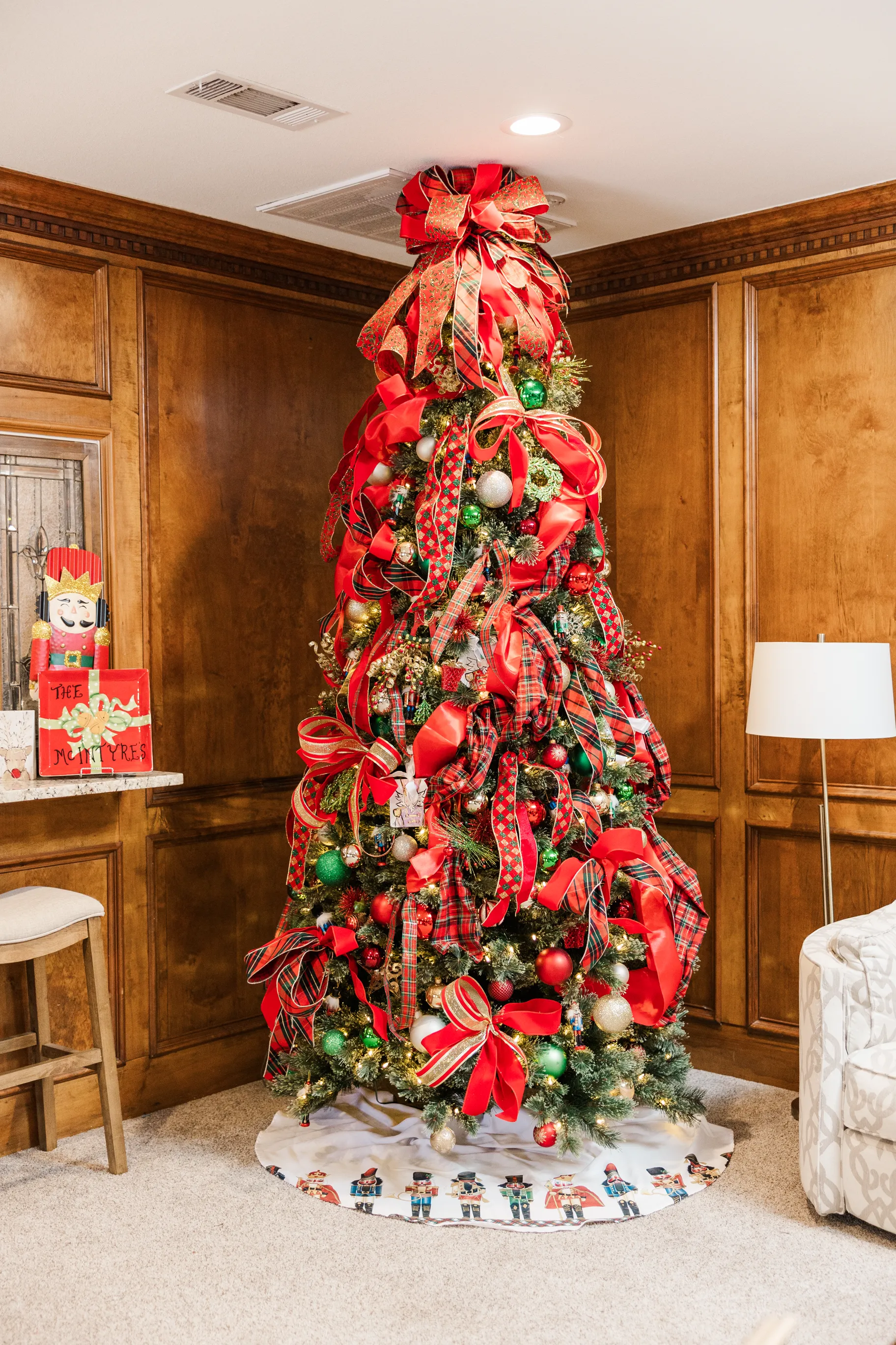 Luxury table setting by Sarah Overall Events with pink embroidered napkins, gold-rimmed plates, floral arrangements, and personalized menus in Shreveport.