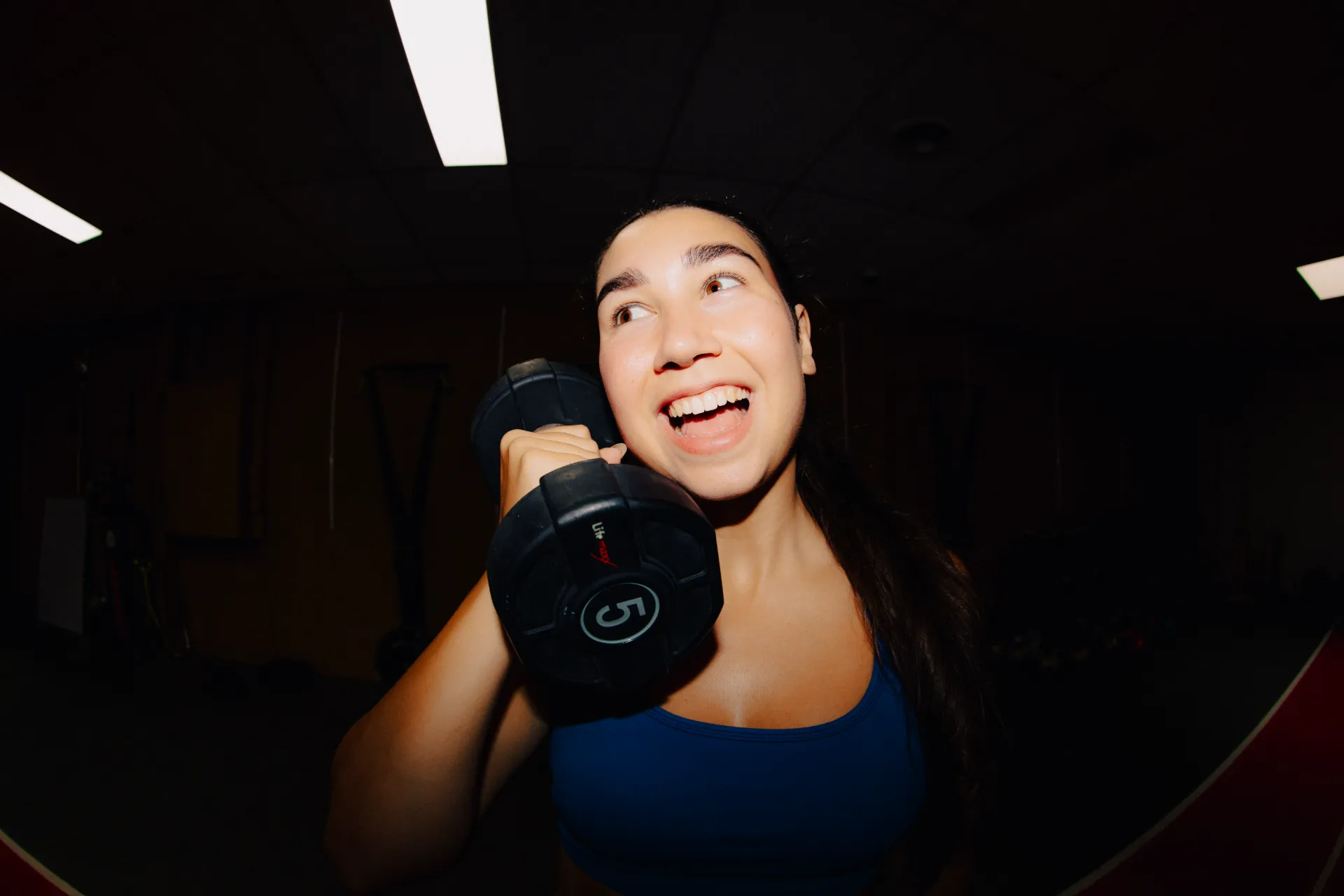 Sporter met een dumbbell in de zaal van Strive