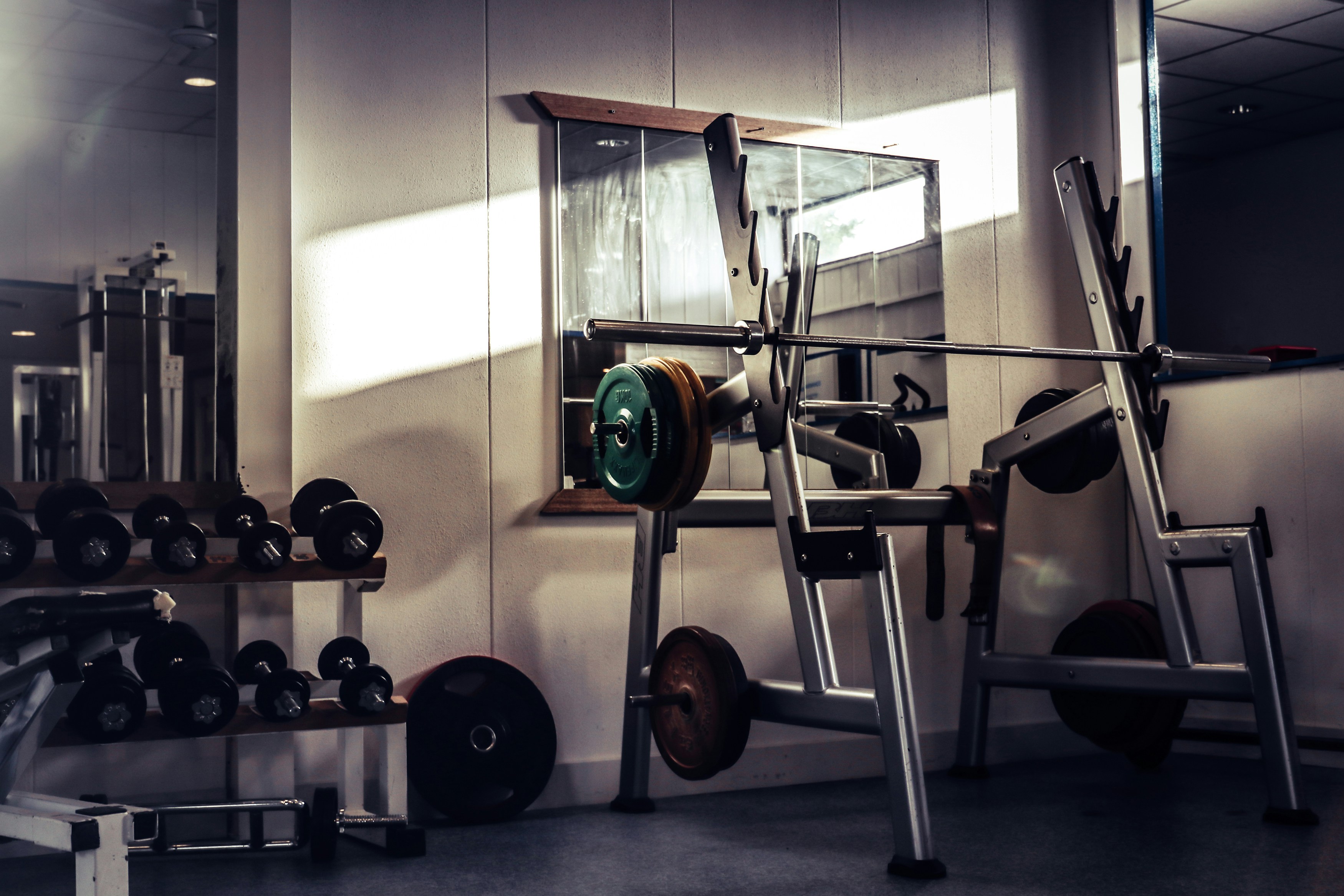 A gymroom with te exercising equipment.