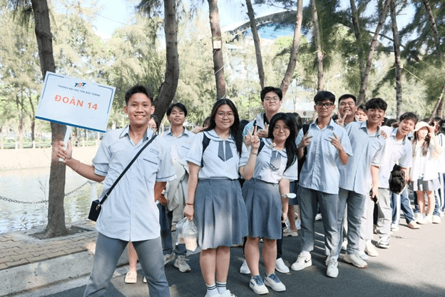 Học sinh trường THPT Hùng Vương, TP. Hồ Chí Minh trải nghiệm chương trình 4 giờ là sinh viên tập sự TDTU