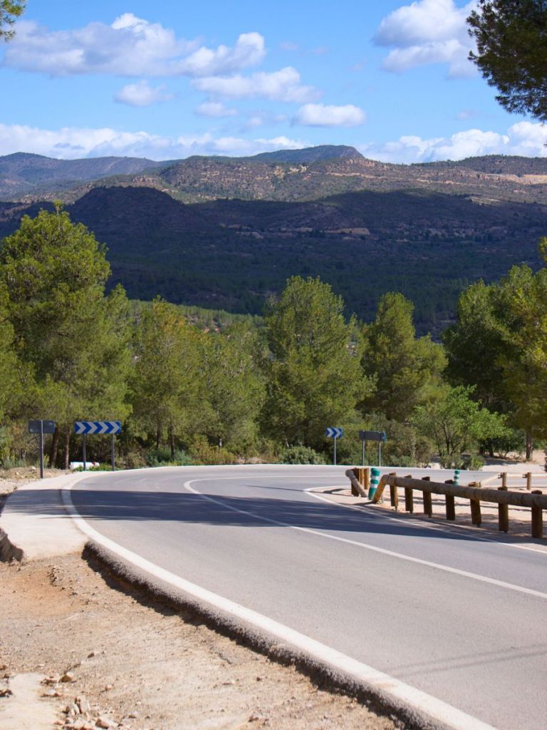 road next to chulilla hike