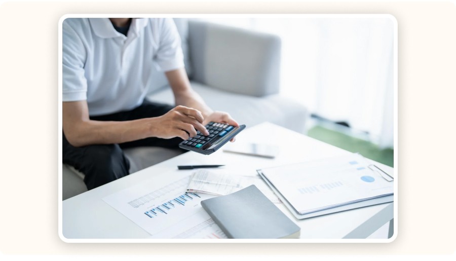 Homme utilisant une calculatrice