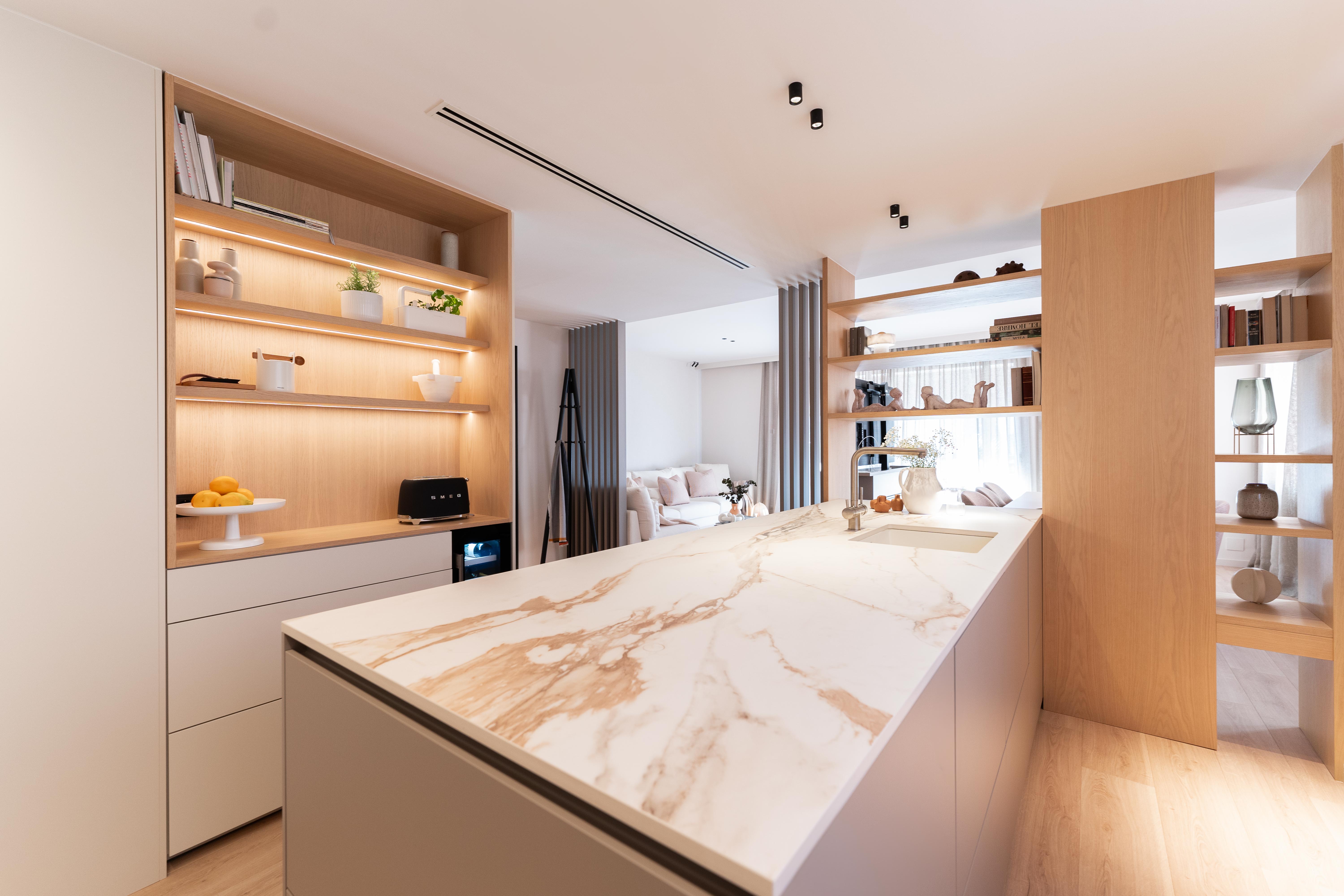Cocina con muebles blancos y encimera de cocina con mármol blanco