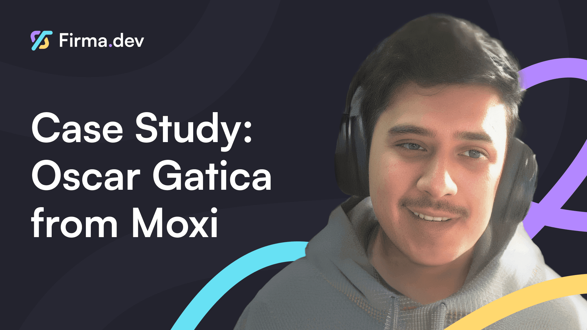 Ein Bild von Oscar Gatica, der lächelt, mit dem Text "Fallstudie: Oscar Gatica von Moxi" auf dunklem Hintergrund mit farbenfrohen abstrakten Linien.