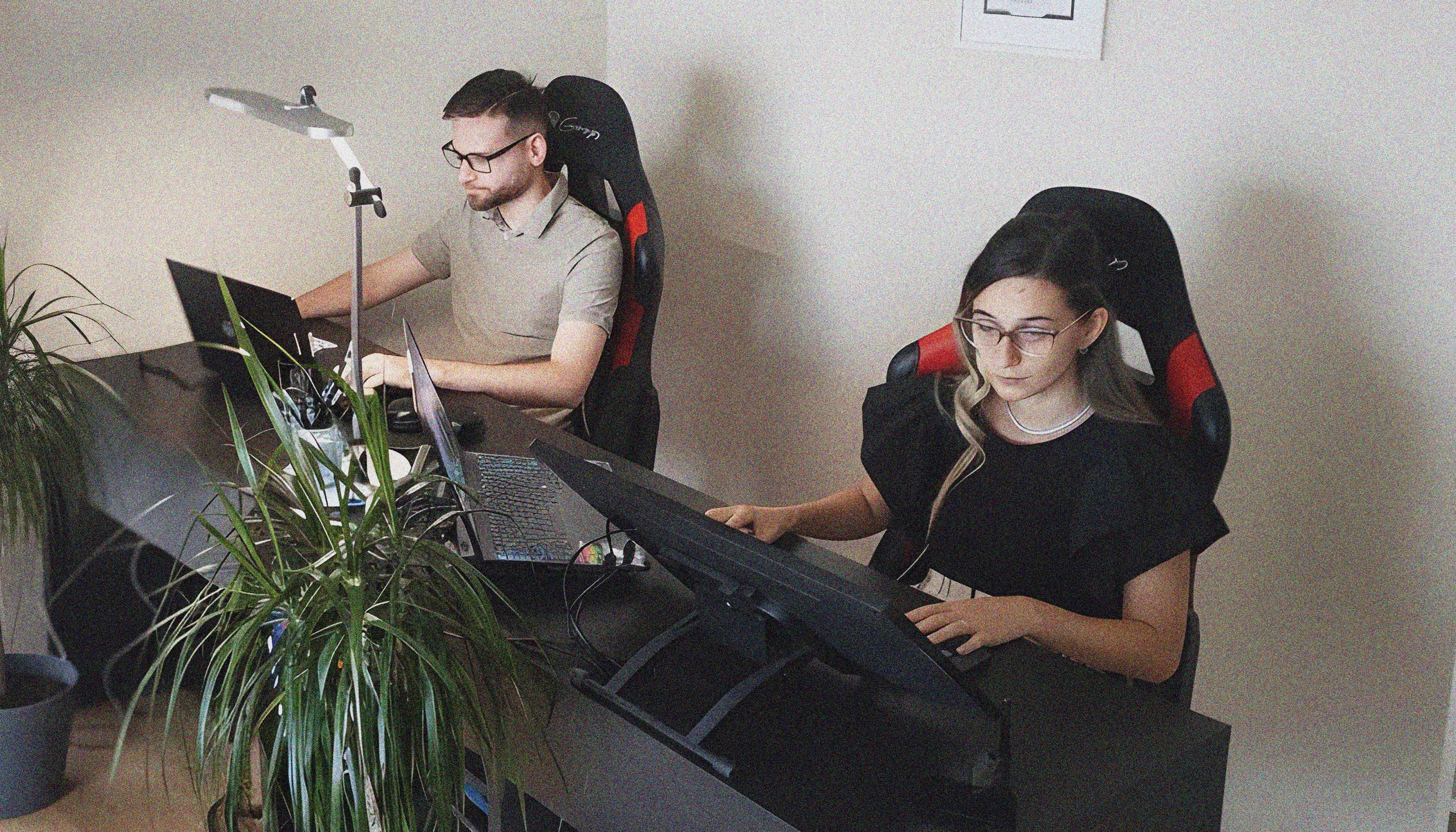 Pixelii într-un call cu clientul, oferind ghidare și suport după livrare.