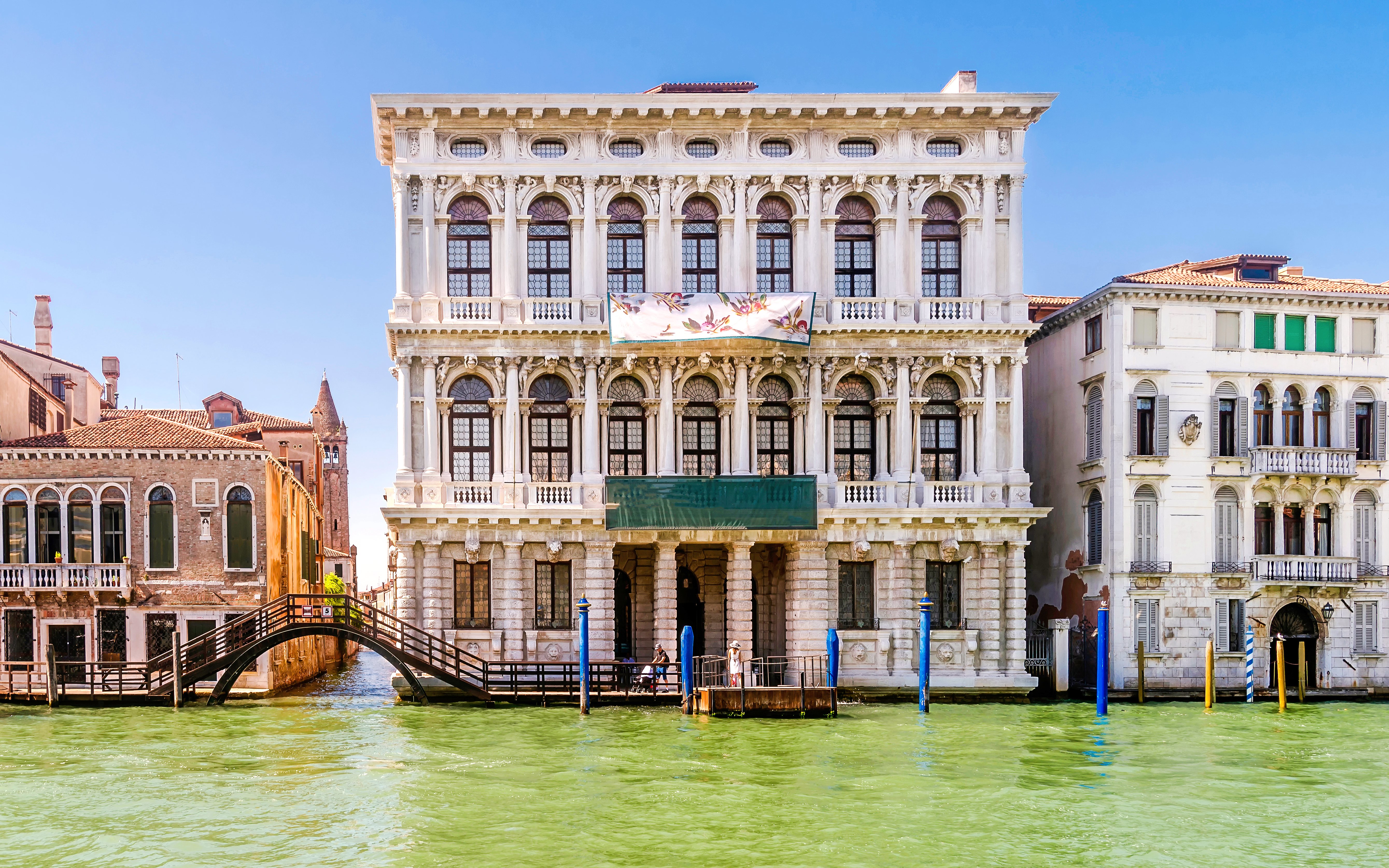 La facciata di Ca' Rezzonico lungo il Canal Grande a Venezia, Italia.