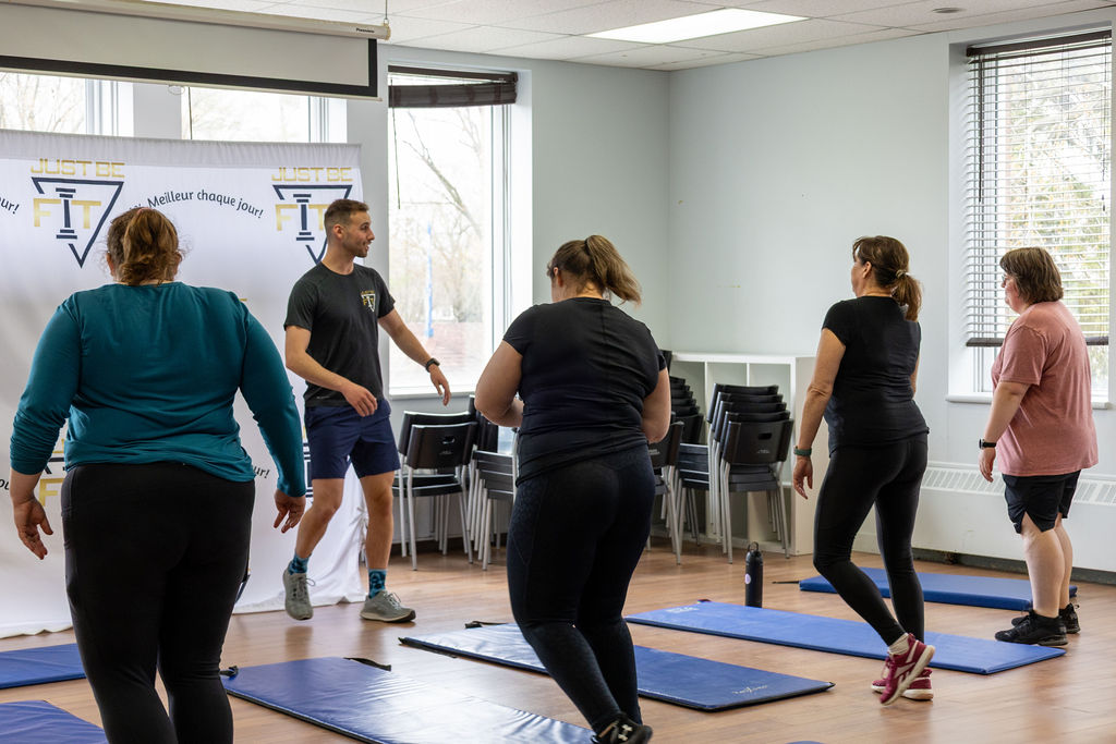 Étienne Gillard, kinésiologue, anime une séance d'activité physique en groupe pour les femmes du programme Progrès-Fit.