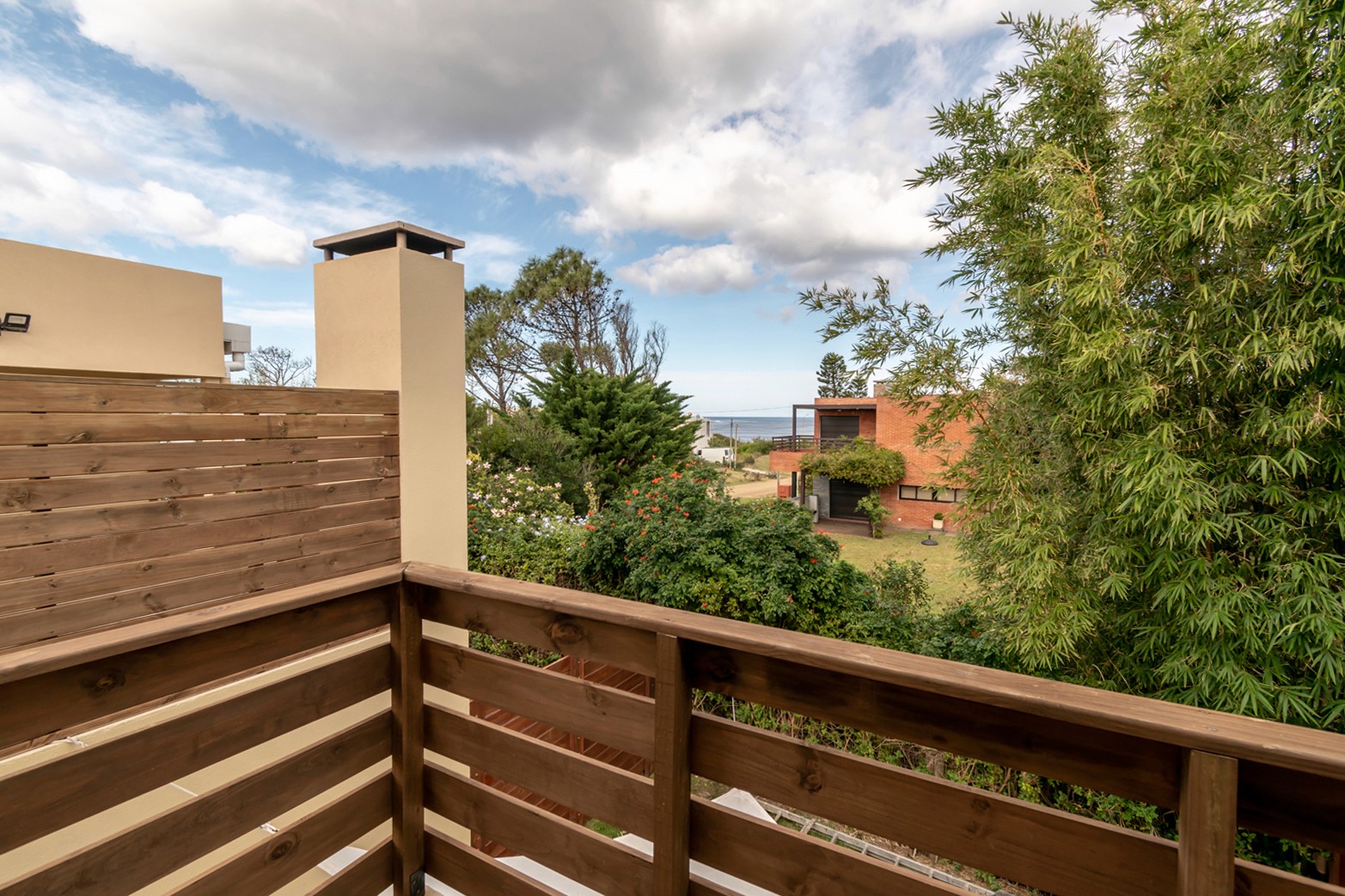 Balcón privado de Casa Gaviotas con ambiente tranquilo - área al aire libre perfecta para descansar o disfrutar del aire fresco.