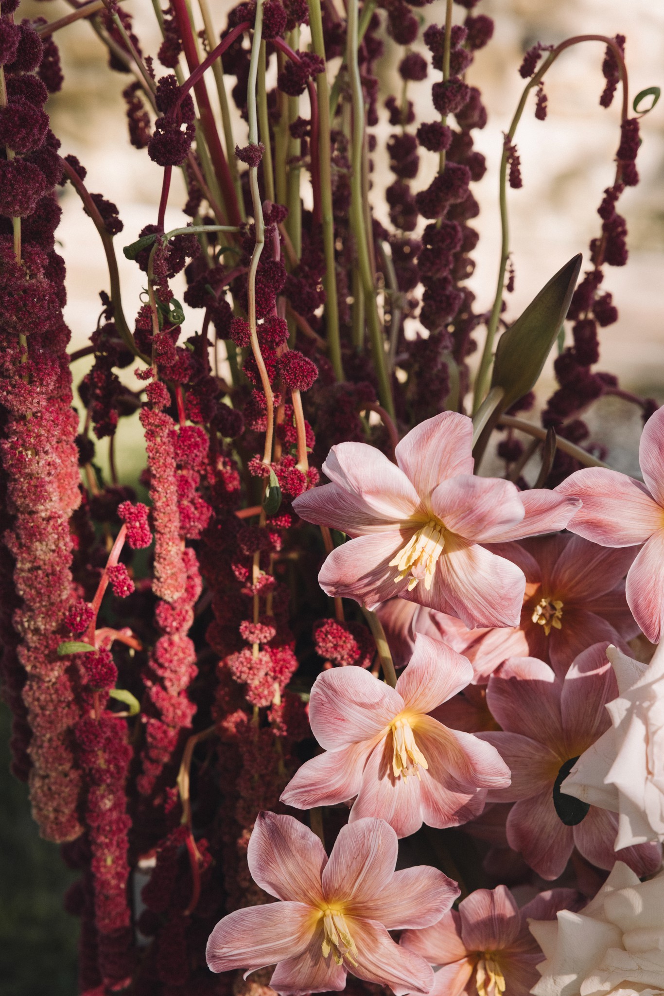 Dettagli floreali al Castello di Tabiano: fiori rosa e amaranto nei toni del matrimonio di Eline e Antoine