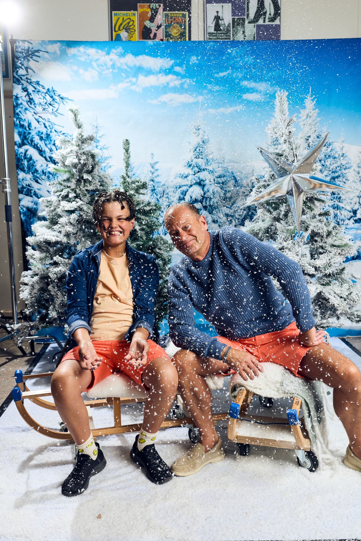 Jan in korte broek voor KiKa met Ron Boszhard