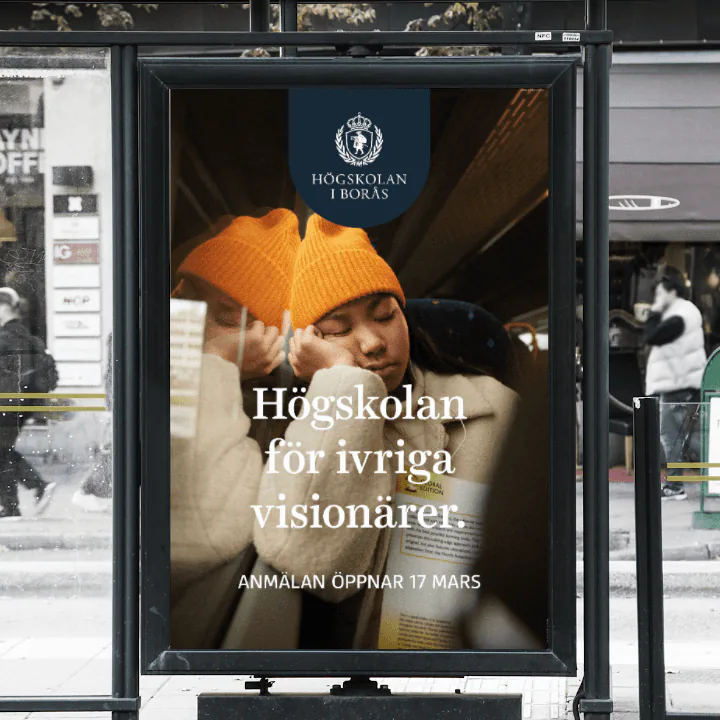 Affisch i busskur med texten Högskolan för ivriga visionärer