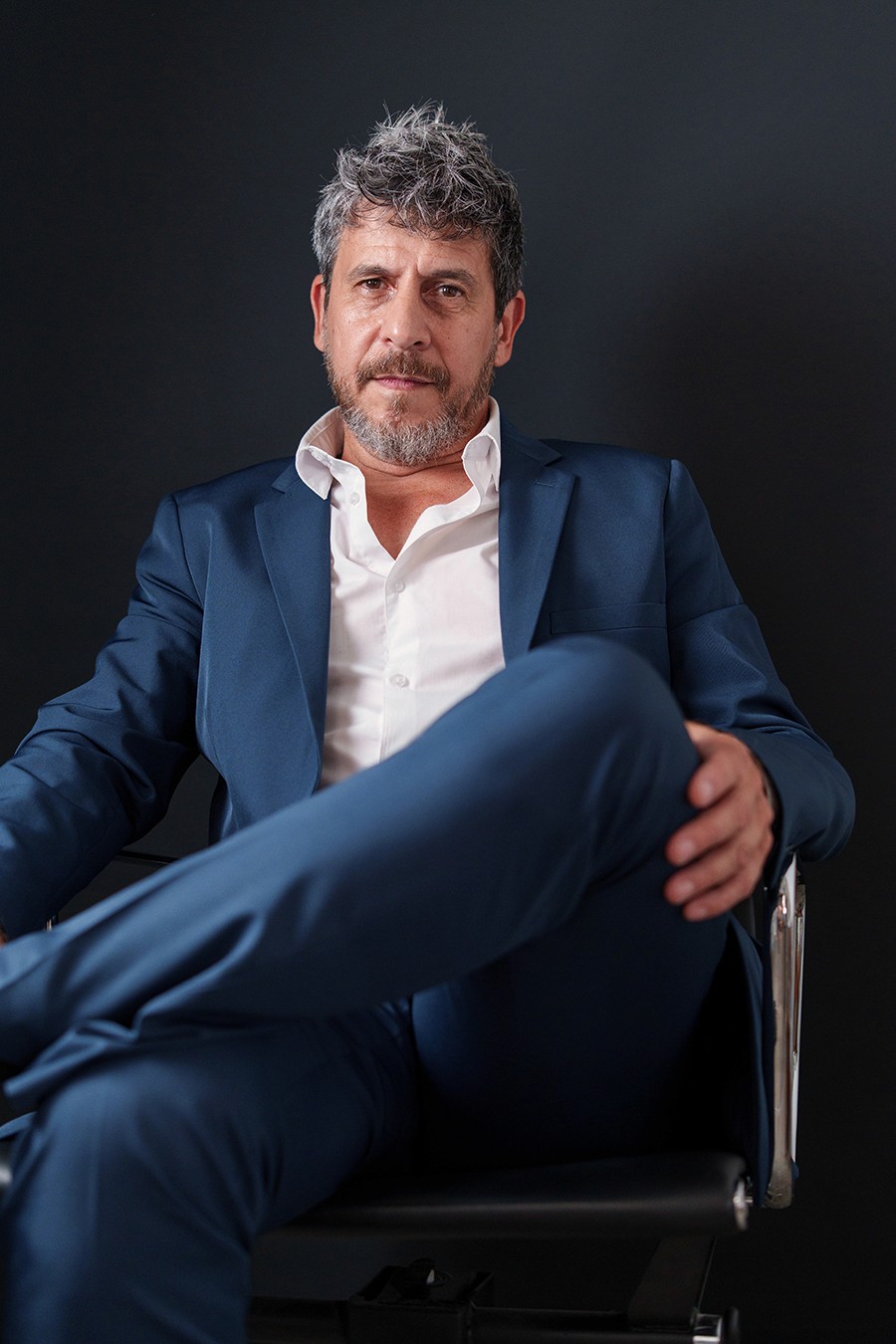 Portrait  professionnel homme assis en studio