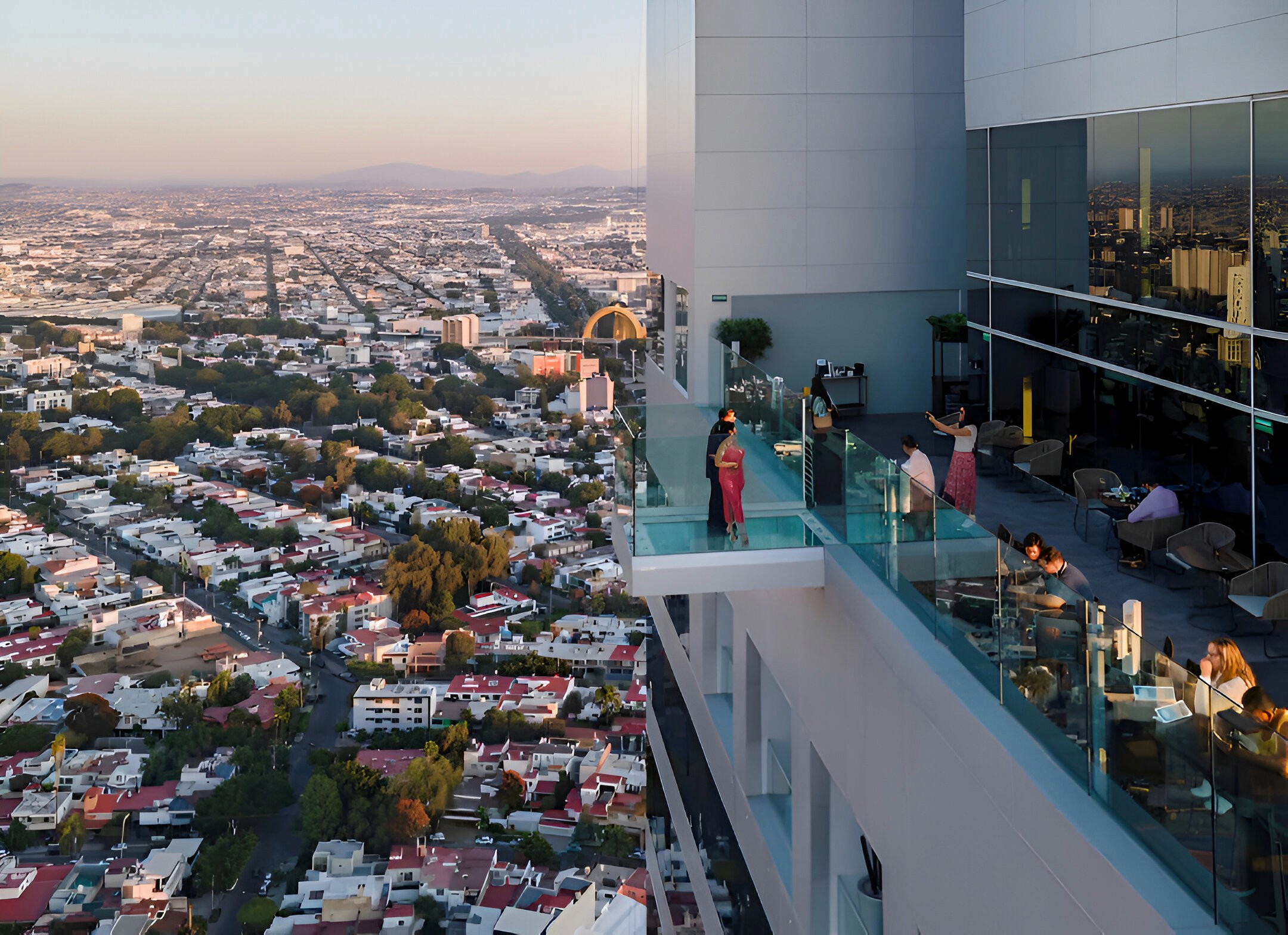 Mirador de cristal en altura del Hotel Riu Guadalajara con cancelería arquitectónica y vista panorámica