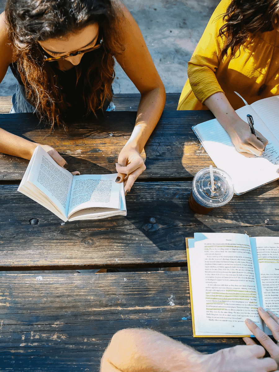 Leerlingen aan tafel met schrift