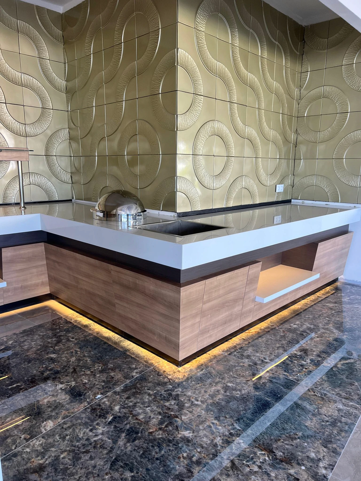 Modern restoran iç mekan tasarımı: Altın varak görünümlü 3D beton duvar panelleri