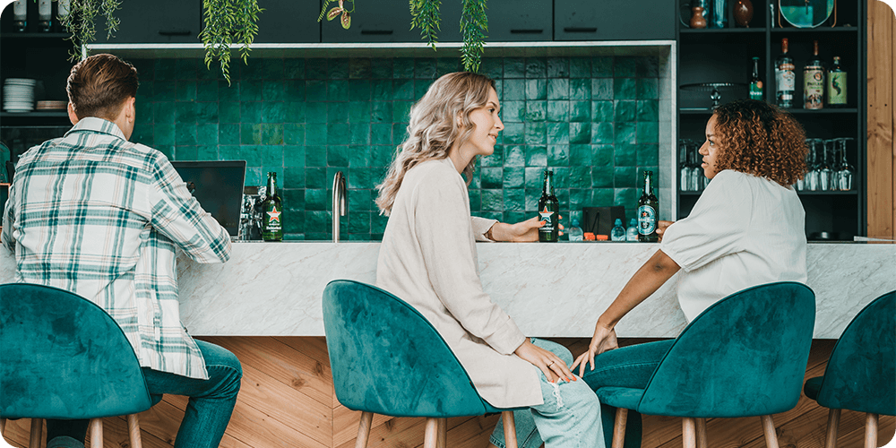 GetJobsDone personeel in gesprek aan de bar
