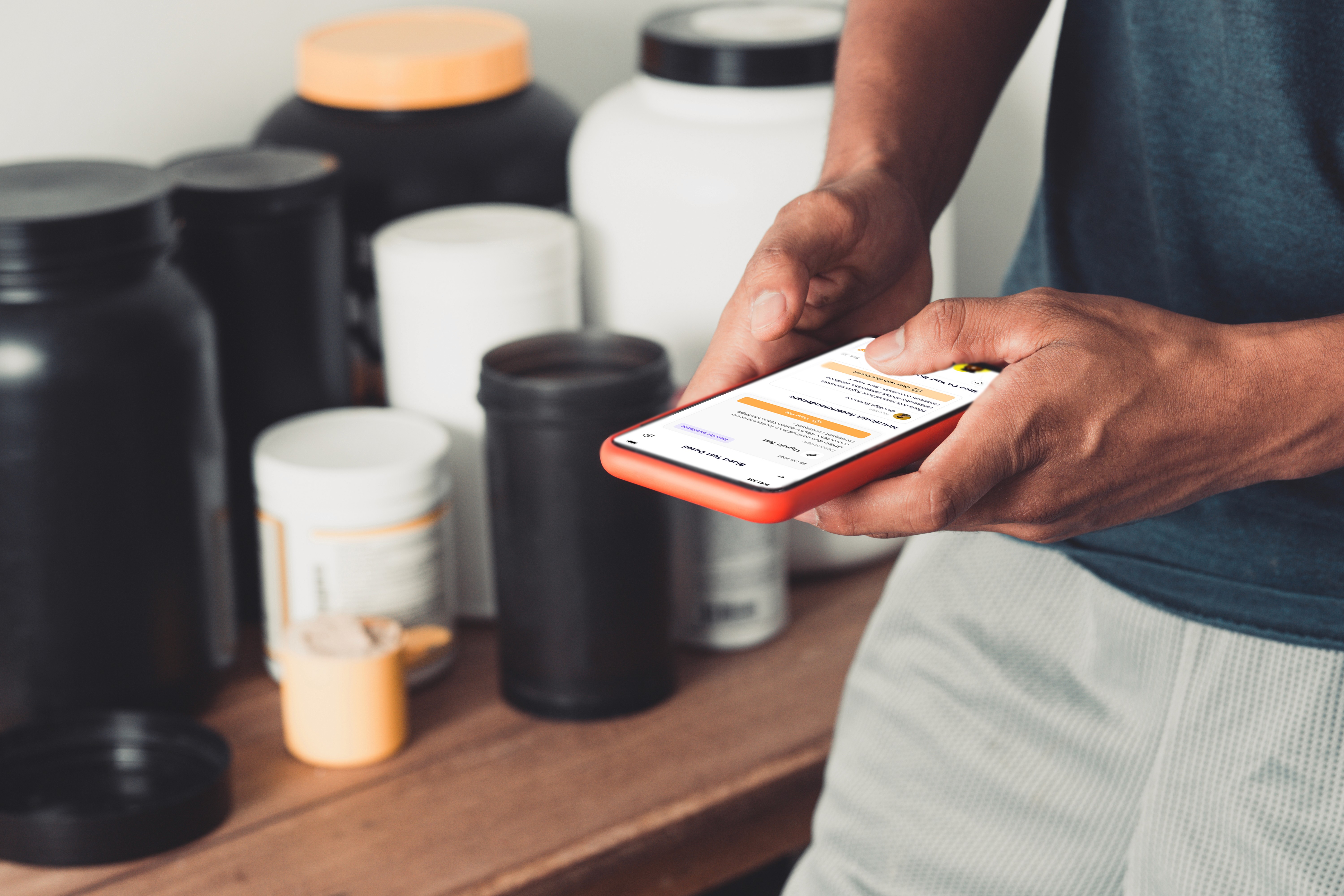 رجل في صالة الألعاب الرياضية يستخدم تطبيقًا للجوال طورته نيزك