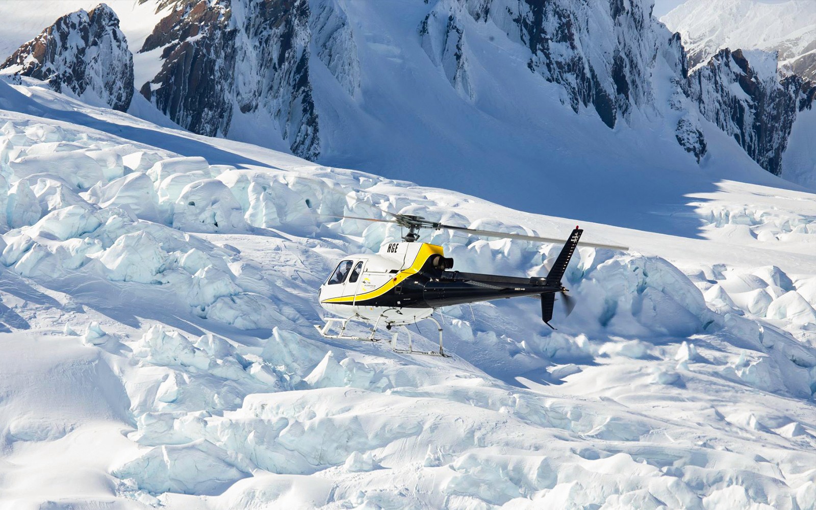 Helicóptero acercándose al glaciar Franz Josef en un tour panorámico en vuelo.