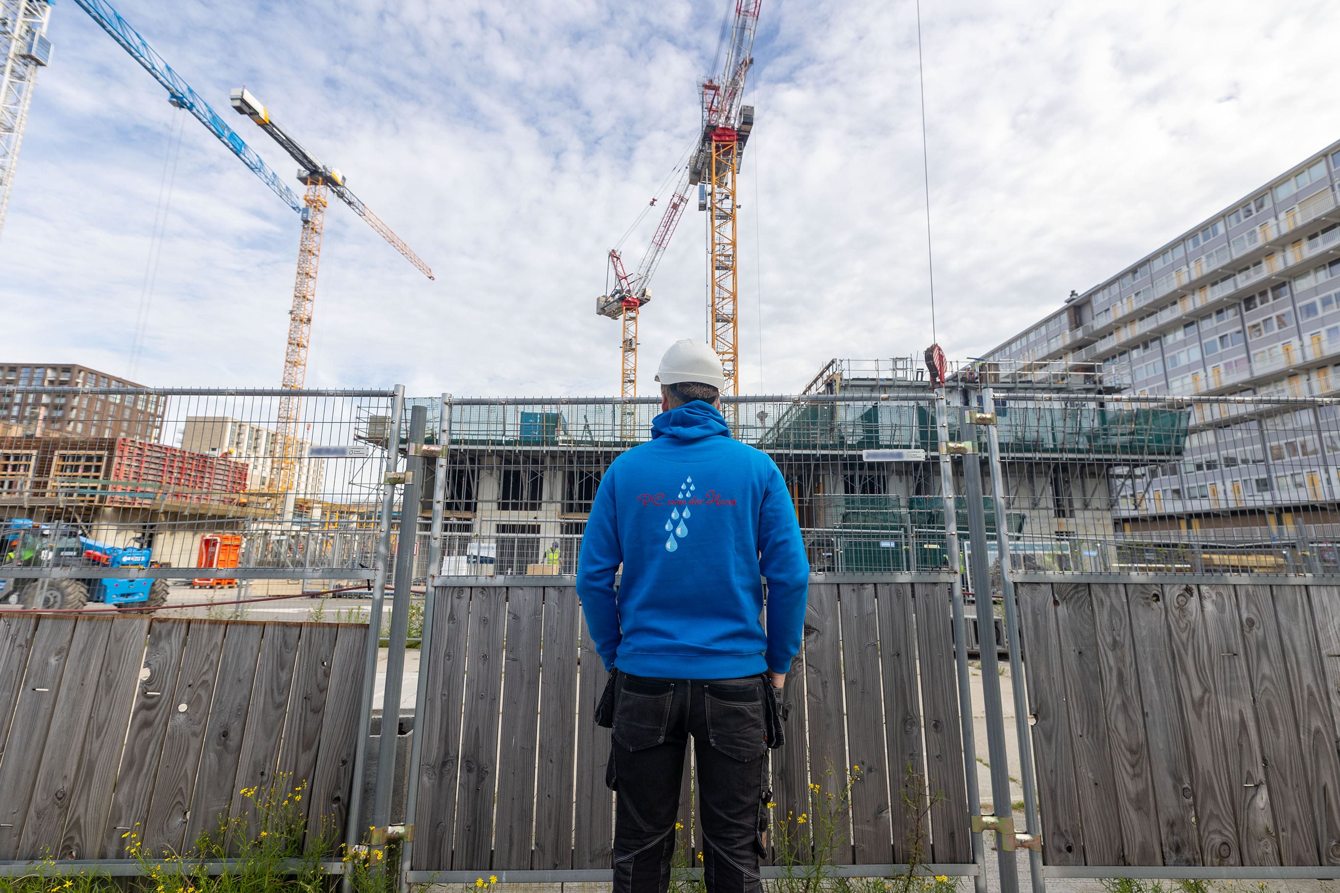 Medewerker kijken naar bouwwerk PC van der Horst