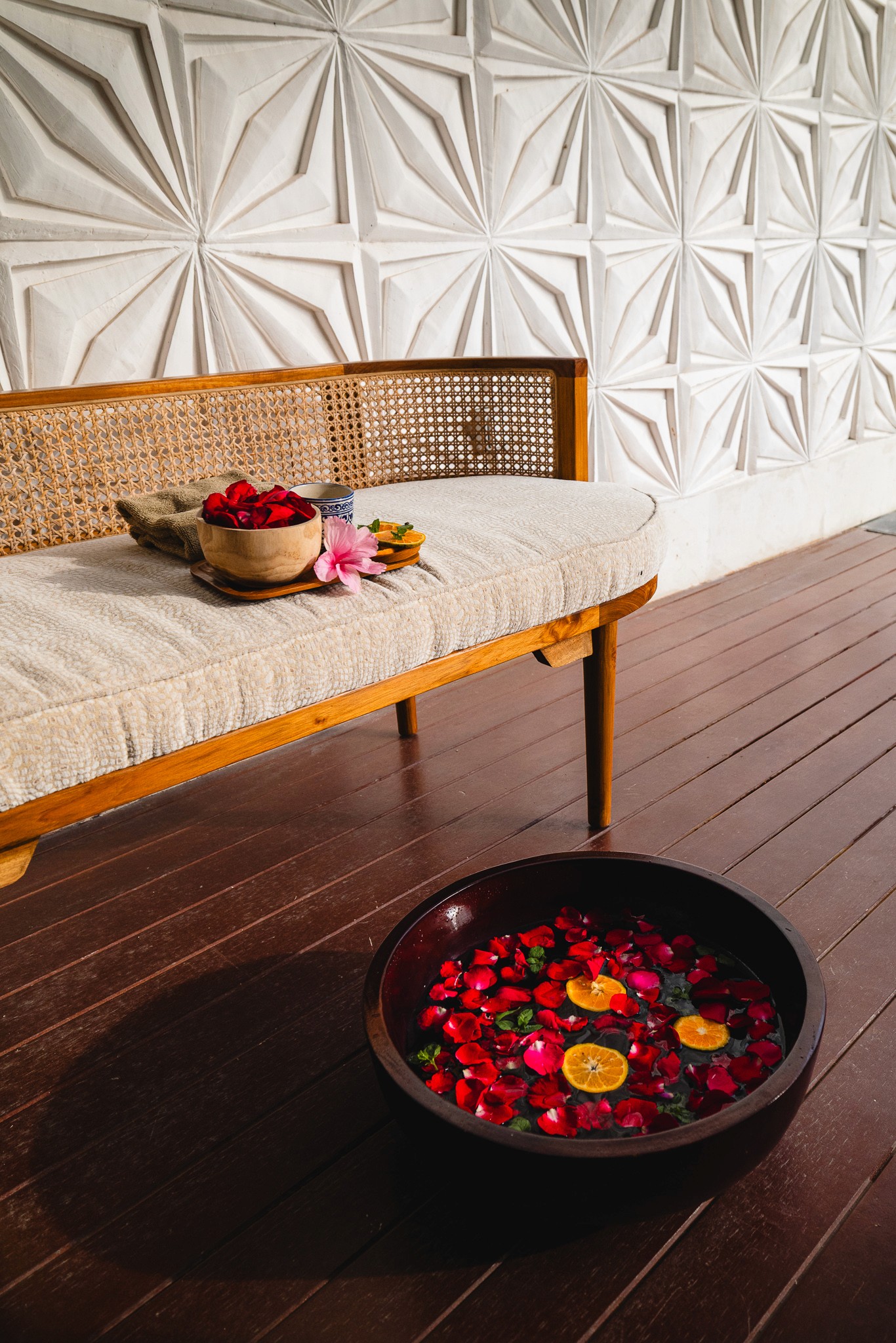 Luxuriöse Spa-Fuß-Badewanne mit Blüten – Entspannung in den Khastana Hadi Luxury Villas, Ubud, Bali