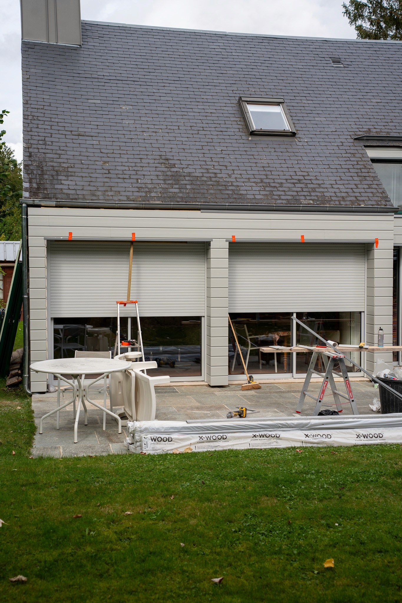 Vue d'ensemble du chantier de rénovation énergétique et habillage de façade en Bretagne